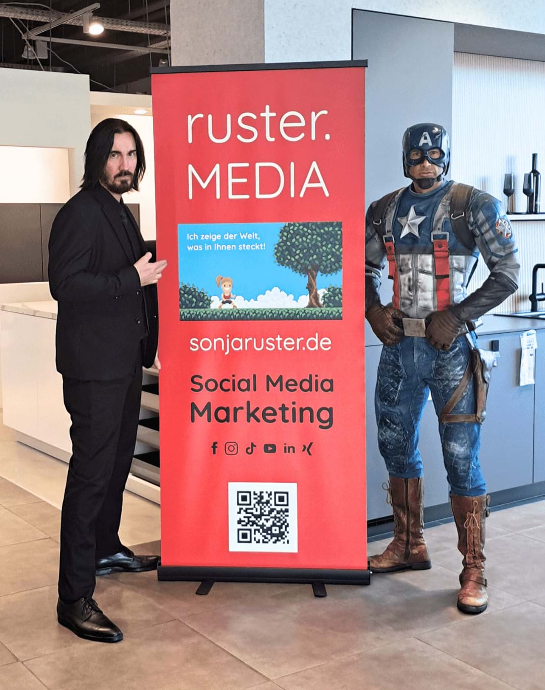Lieben Dank an Ironman TONY STARK alias Miloud Rabah von Stark Entertainment und Meetkoch, Rentacook, Ernährungscoach und Koch-Talkmaster Dirk Castor Foto von John Wick und Captain Ameria neben dem Werbebanner von ruster.MEDIA